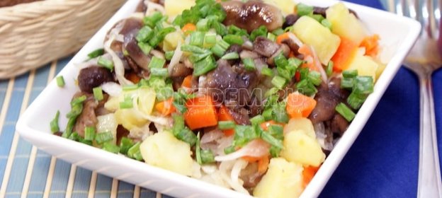 Салат с маринованными опятами