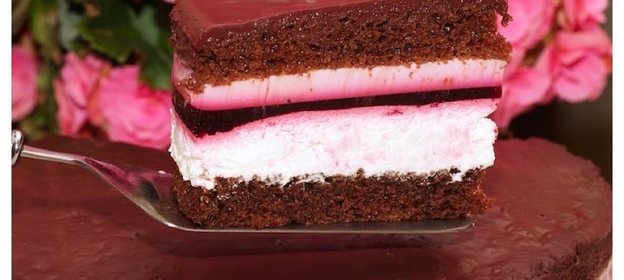 Шоколадный торт со сливочно-смородиновой прослойкой