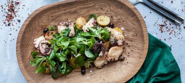 Салат из осьминога с запечённым картофелем