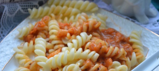 Паста с креветками в томатном соусе