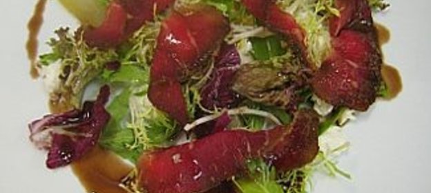 Салат из бастурмы с грушей и сыром Моцарелла