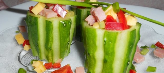 Стаканчики из огурцов с салатом