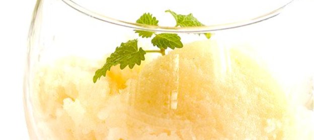 Грушевый сорбет с ягодным соусом