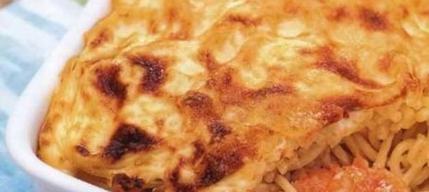 Спагетти, запеченные с креветками и лососем