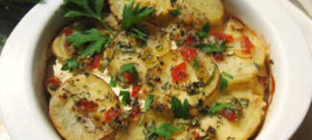 Картофельная запеканка с рикоттой, болгарским перцем и травами