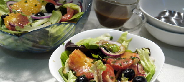 Салат с красными апельсинами и оливками