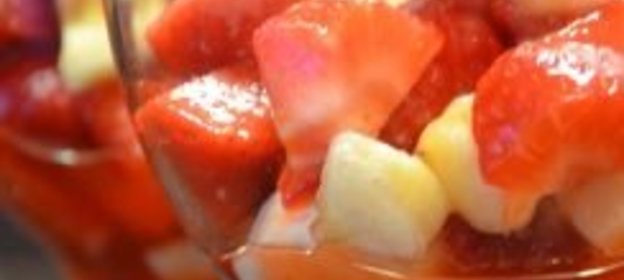 Фруктовый салат из клубники и бананов