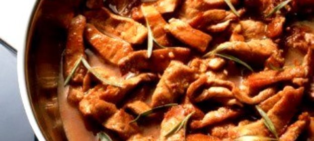 Тушеная свинина с яблоками, грибами и кальвадосом