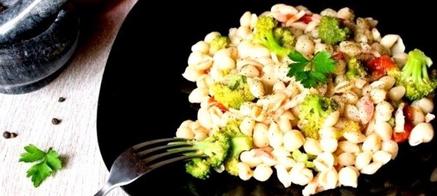 Конкильетте с брокколи, томатами и копчёной грудинкой