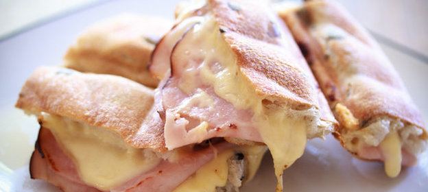 Багет с сыром, зеленью и ветчиной