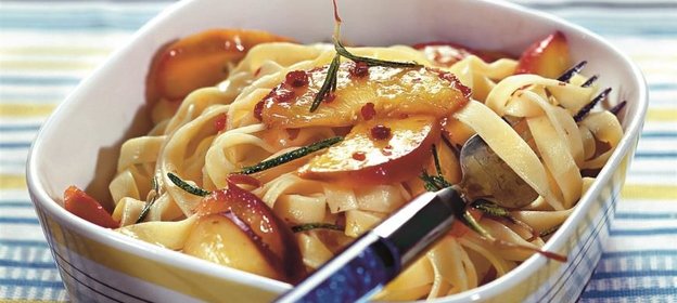 Яичная паста с персиками