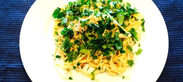 Спагетти с треской и копченым лососем