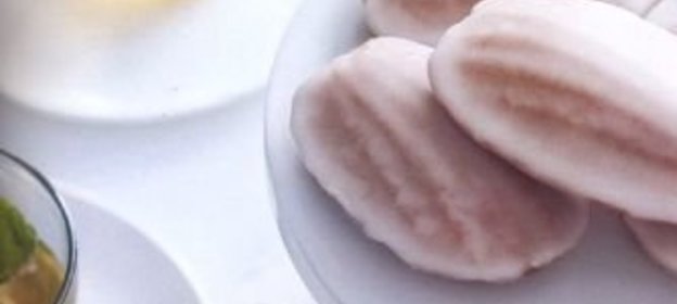 Ванильное печенье «Мадлен» в розовой глазури