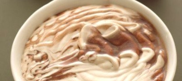 Шоколадный суп с мороженым и свежей малиной