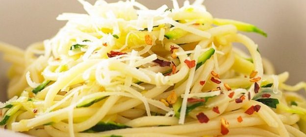 Спагетти с цукини, лимоном и перцем