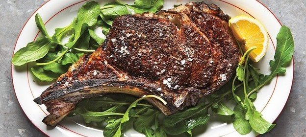 Стейк Рибай с солью и перцем