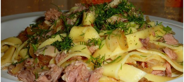 Домашняя лапша с рыбными консервами и зеленью (как вариант)
