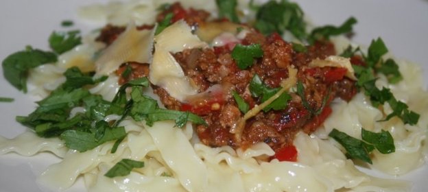 Макароны с мясным соусом