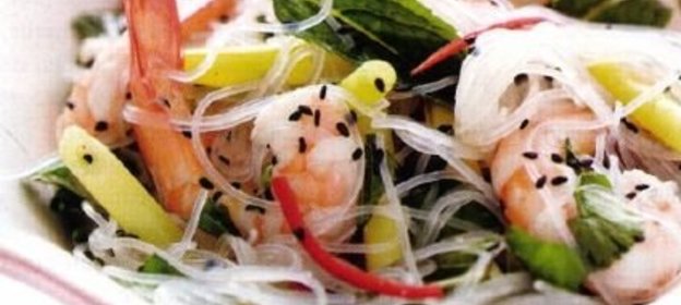 Салат с креветками и прозрачной лапшой