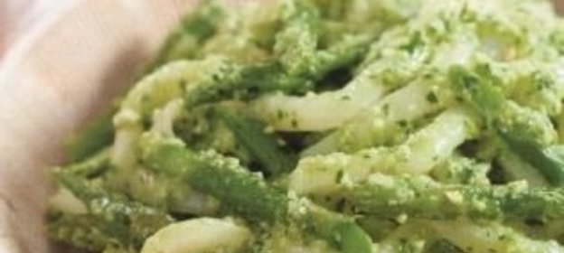 Лапша со спаржей и соусом песто
