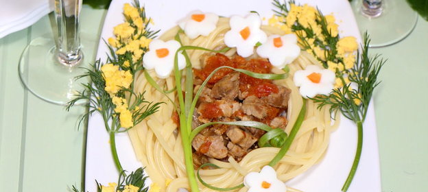 Спагетти от BORHES с корсиканским стуфату «8 марта» (в стиле открыток советских времен)