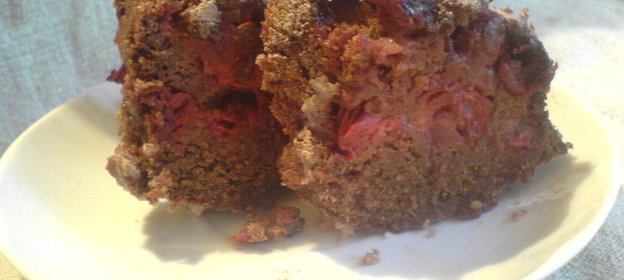 Шоколадный кекс с вишней