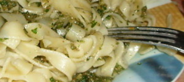 Макароны в соусе песто