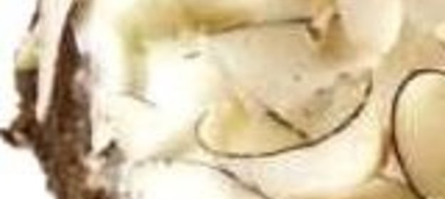 Шоколадный пирог с орехами и сливочной глазурью