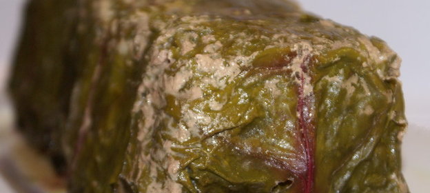 Мясной хлеб с фисташками запечённый в свекольных листьях