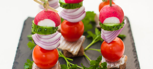 Шпажки с малосольной селедочкой, бородинским хлебом и свежими овощами