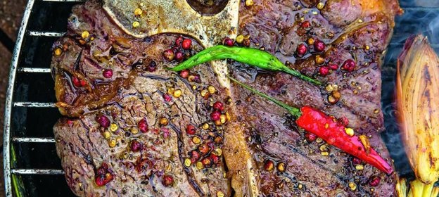 Стейк портерхаус на углях, с перечным соусом