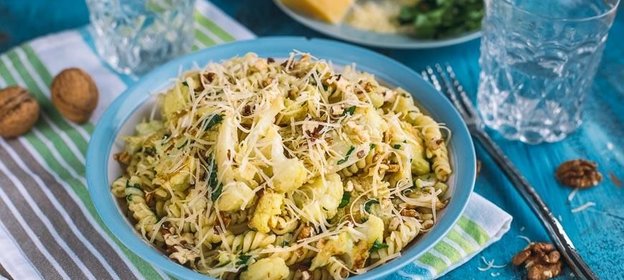 Паста с запеченной цветной капустой, чесноком и грецкими орехами