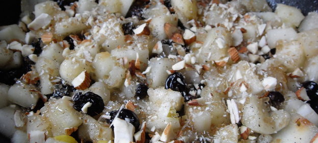 яблочный соус и изюмом и миндалем для курицы, мяса