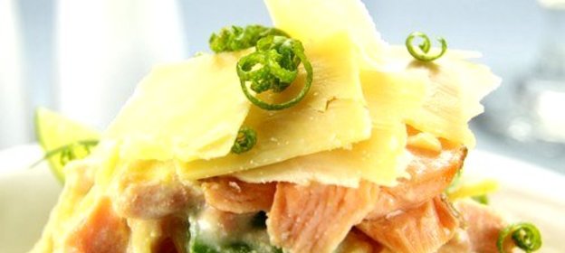 Салат из копченого лосося с мягким сыром, укропом и лимонным соусом