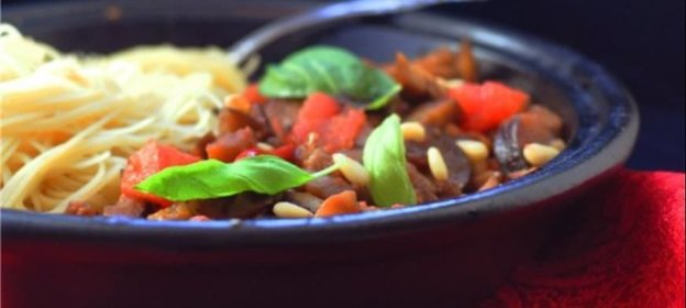 Паста с баклажанами, помидорами, кедровыми орехами и изюмом