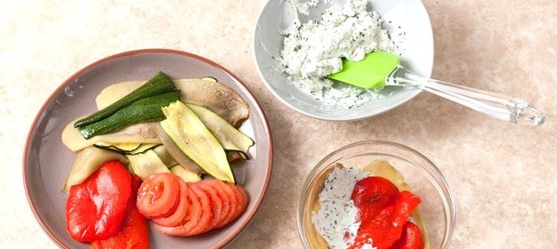 Мильфей из печеных овощей с мягким козьим сыром