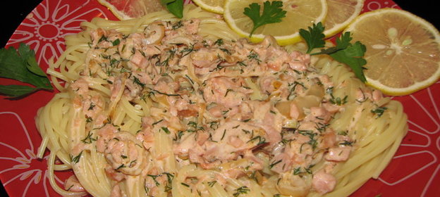 Спагетти с копченым лососем