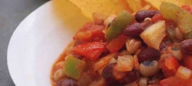 Соус из фасоли, перца и томатов