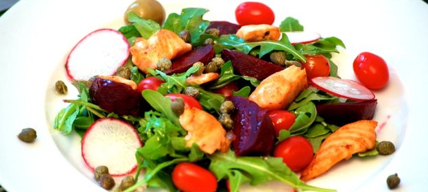 Салат с лососем и овощами