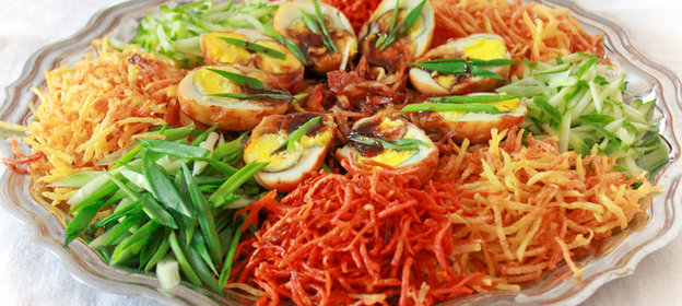 Овощной салат-закуска фри с вареными-жареными яйцами