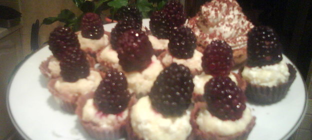 Шоколадный корзиночки с безе и ежевикой