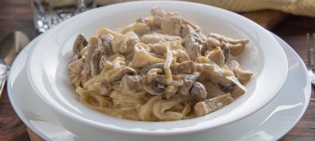 Фетучини с курицей и грибами в сливочном соусе