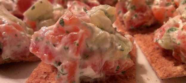 Закуска из подкопченной форели и творога на ржаных хлебцах