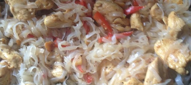 Рисовая лапша с курицей