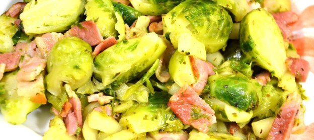 Брюссельская капуста с беконом и яблоками