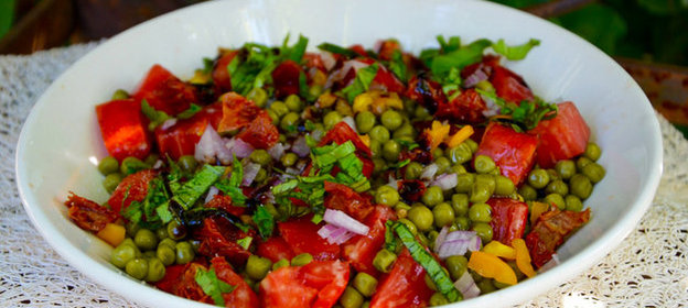 Овощной салат с зеленым горошком