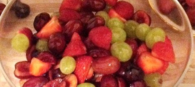 Ягодный салат с мороженым