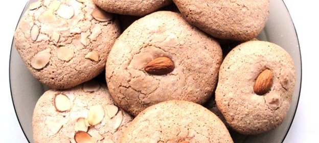 Тягучее миндальное печенье с абрикосовыми косточками