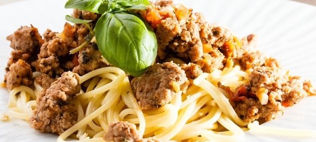 Спагетти с мясом и орехами