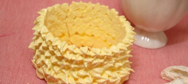 Кокосовое безе в съедобной корзинке